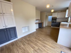 KITCHEN DINING AREA- click for photo gallery